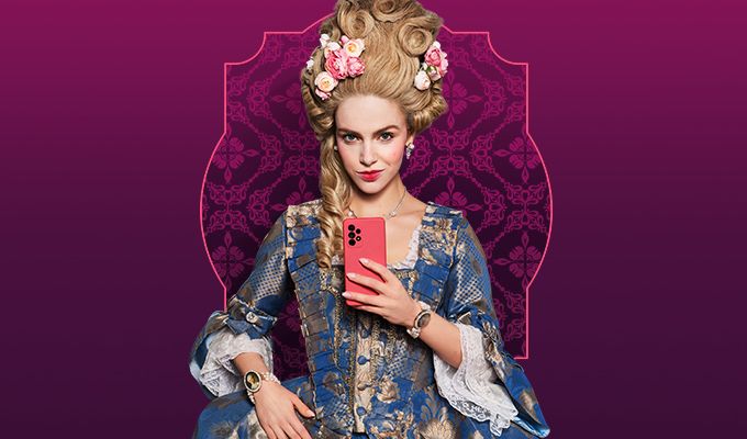 Pani trzymająca telefon